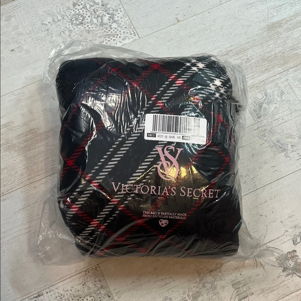 Victoria's Secret 2025 Holiday Black and Red Plaid Cozy Fleece Blanket